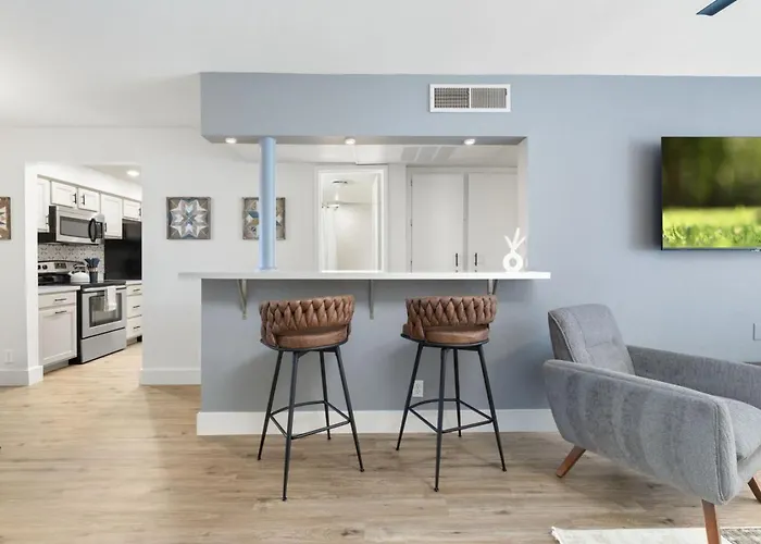 Walk To Old Town - 1br Condo, Heated Pool And Patio Holiday home