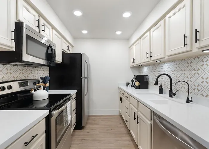 Walk To Old Town - 1br Condo, Heated Pool And Patio * Scottsdale