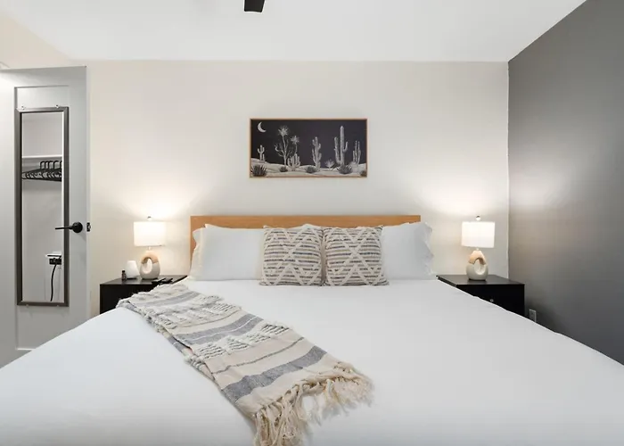 Walk To Old Town - 1br Condo, Heated Pool And Patio Holiday home *