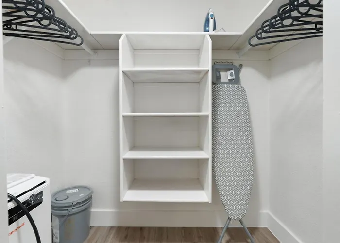 Walk To Old Town - 1br Condo, Heated Pool And Patio Holiday home