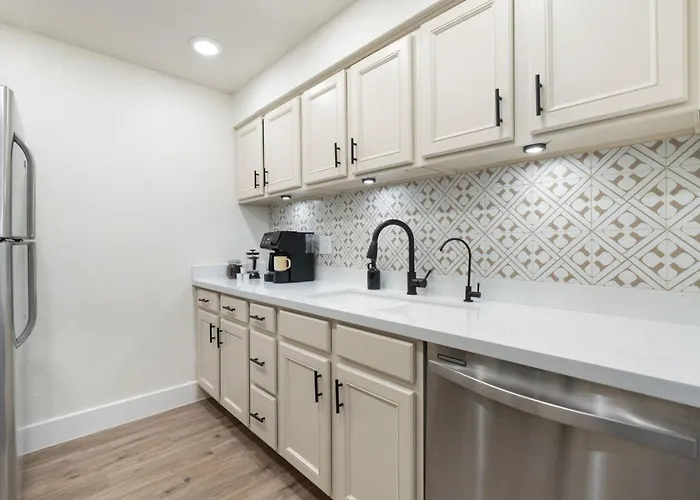 Walk To Old Town - 1br Condo, Heated Pool And Patio Holiday home