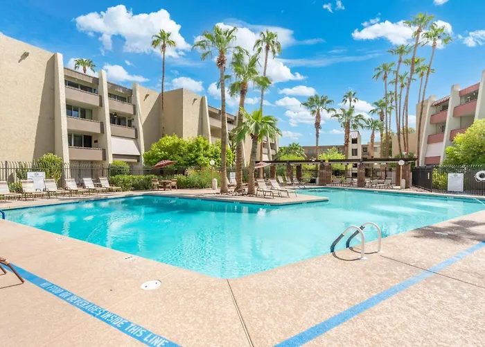 Walk To Old Town - 1br Condo, Heated Pool And Patio Holiday home